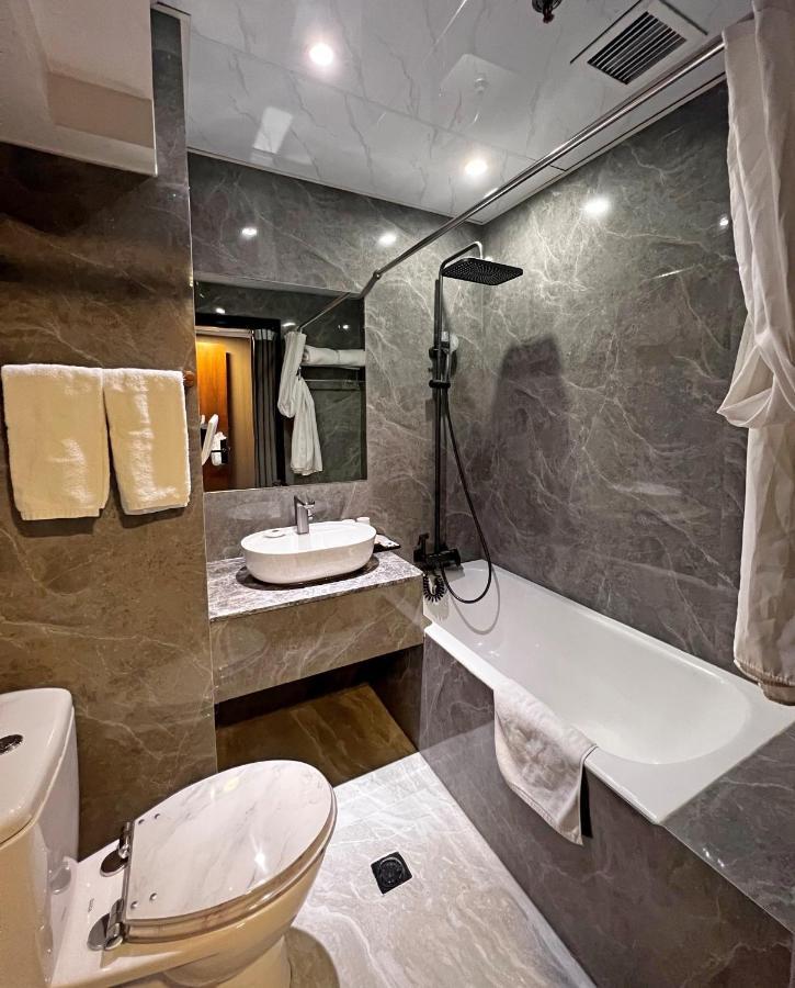 Hennessy Hotel Hong Kong Bagian luar foto