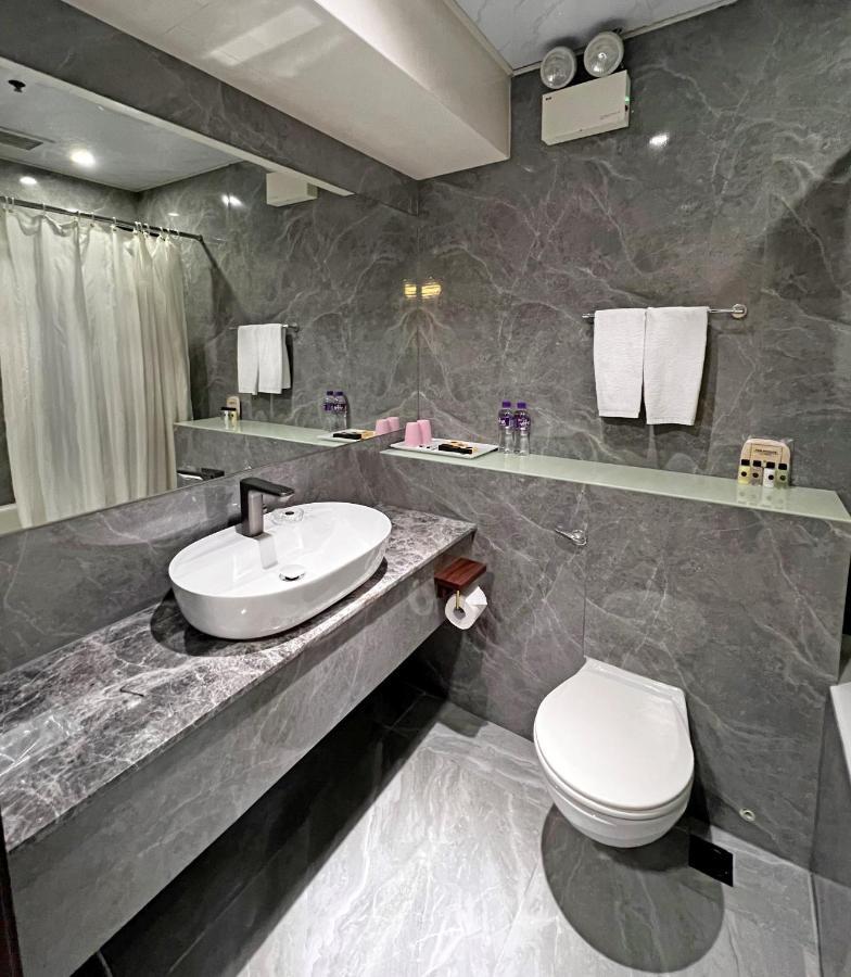 Hennessy Hotel Hong Kong Bagian luar foto